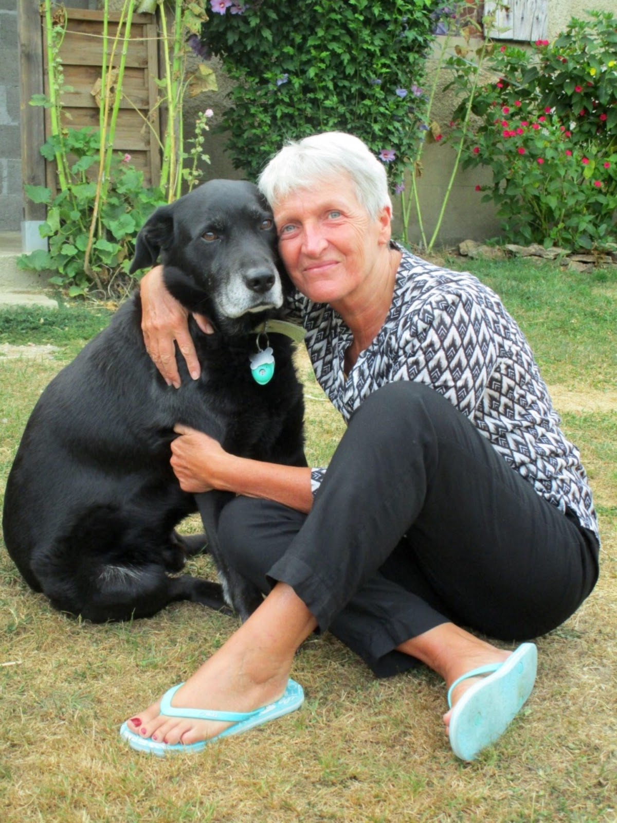 older-woman-hugging-old-black-lab