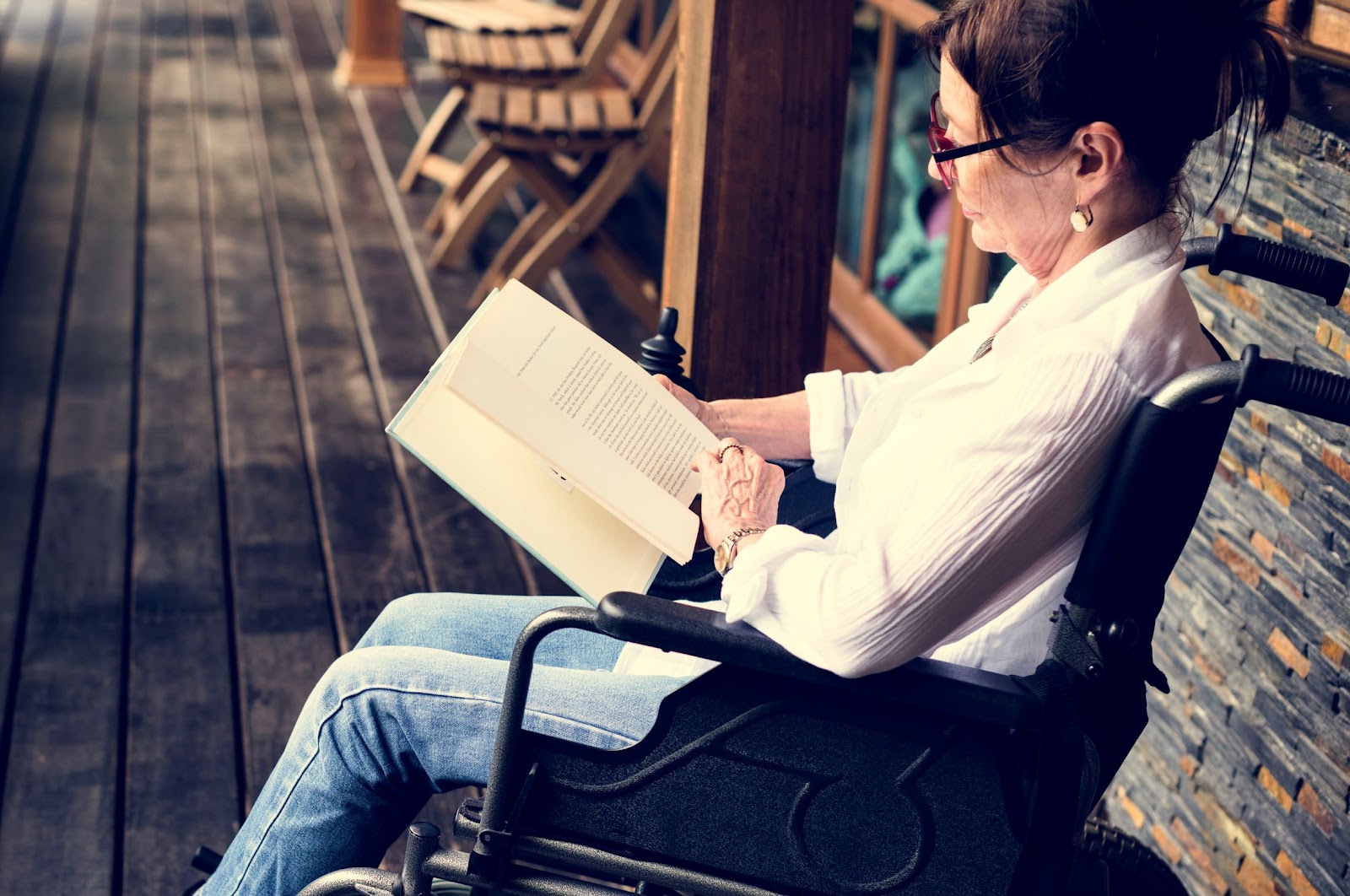 woman-sitting-on-wheelchair-and-reading