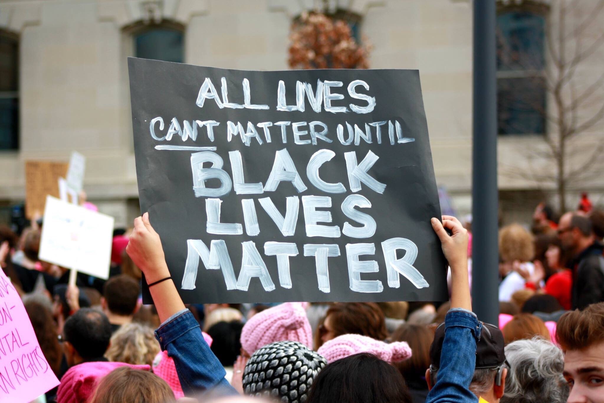 black-lives-matter-sign-at-a-womens-march-protesting-trump_t20_1JGNnv