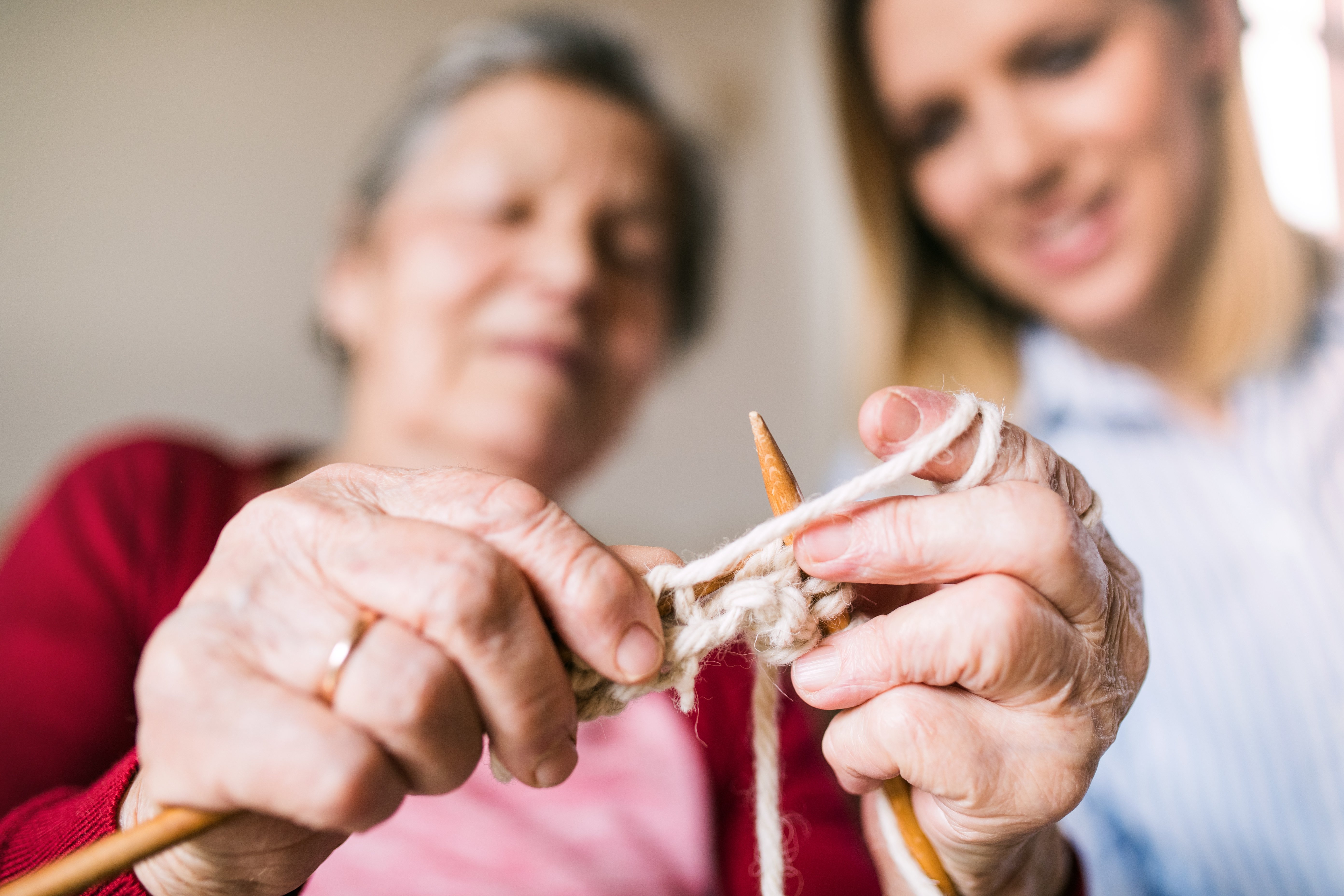 Senior Knitting helps the brain and body