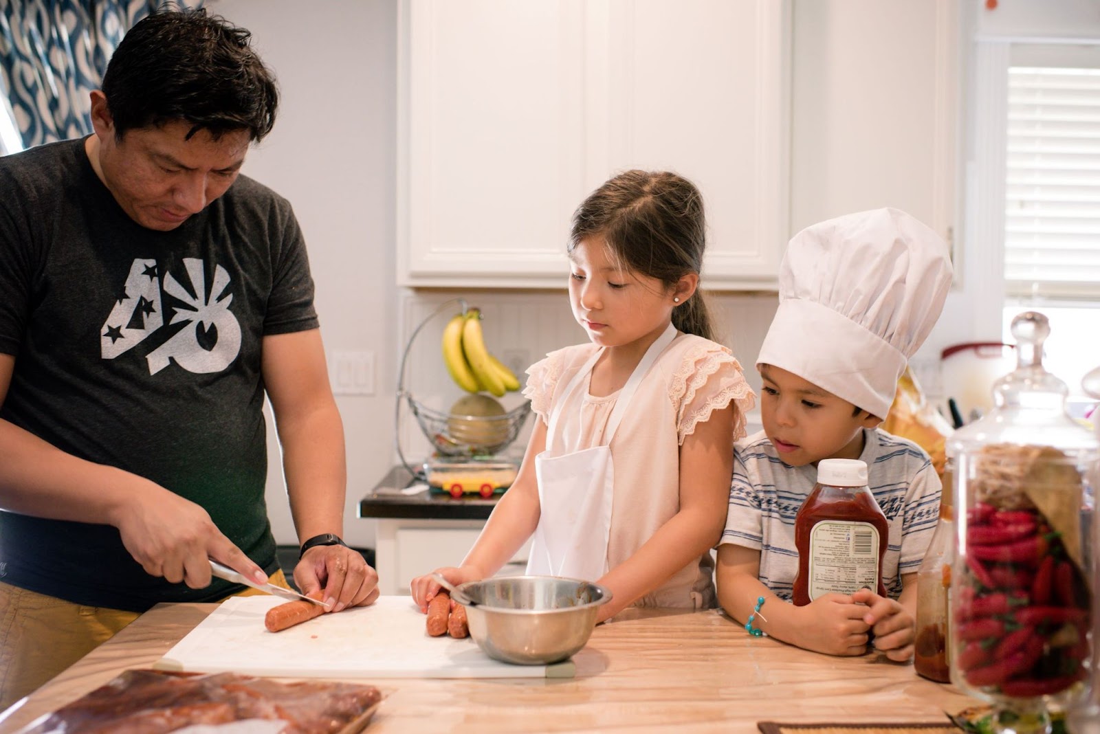 Father-teaching-children-how-to-cook